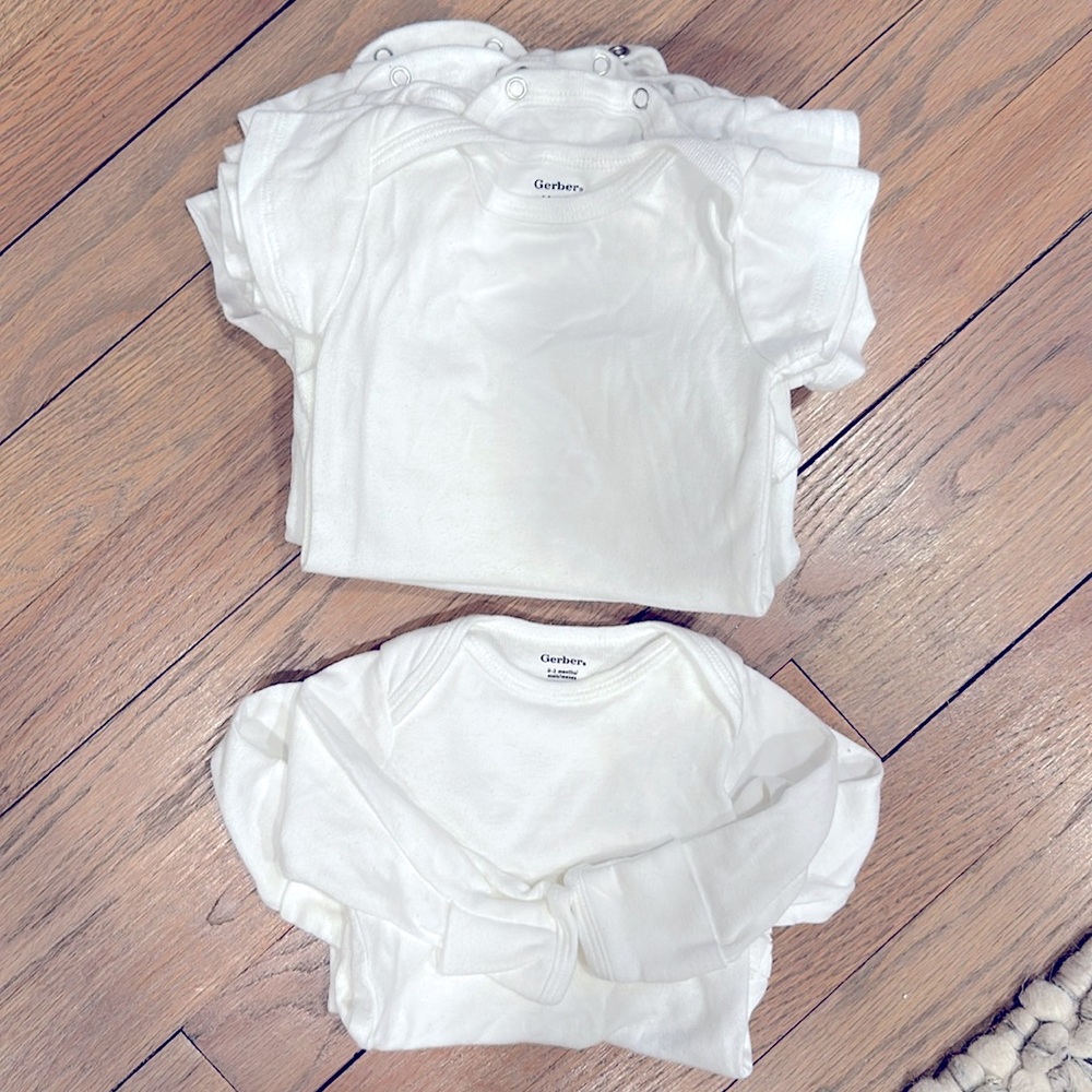 Gerber Onesies bundle of 8 short sleeve and 2 long sleeve - size 0-3